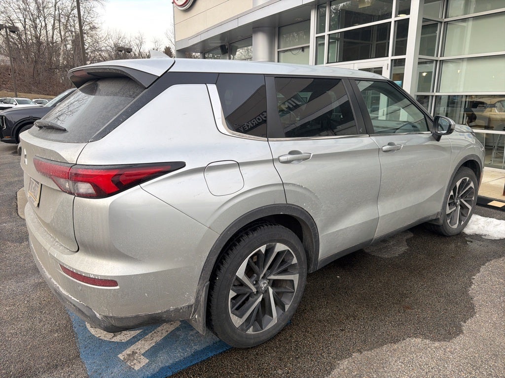 2022 Mitsubishi Outlander ES