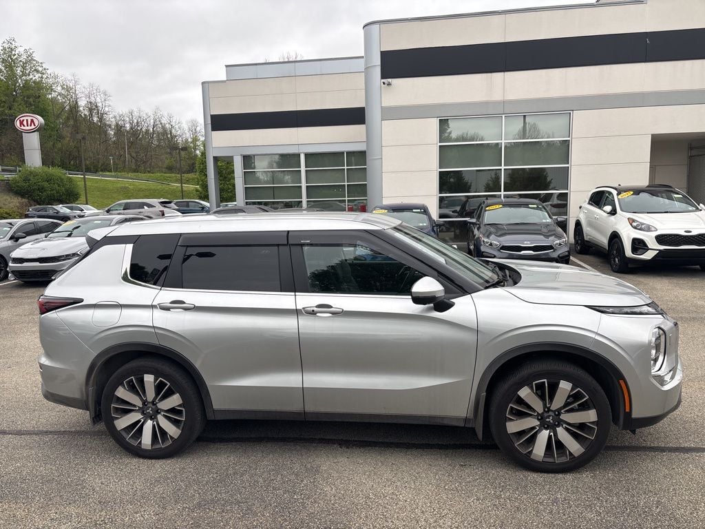 2025 Mitsubishi Outlander Base